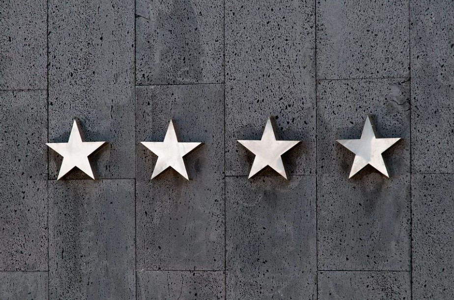 quattro stelle dorate su fondo scuro - sistemi di gestione della qualità